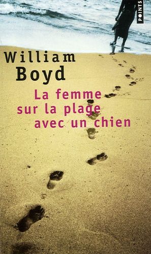 La femme sur la plage avec un chien La femme sur la plage avec un chien