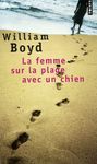 La femme sur la plage avec un chien