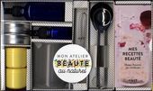 Coffret Mon atelier beauté au naturel - Avec 1 verre mesureur, 1 mini-fouet en inox, 2 cuillères doseuses en métal, 2 pots en métal, 2 pots en plastique, 2 flacons en verre teinté et 1 livre de 30 recettes